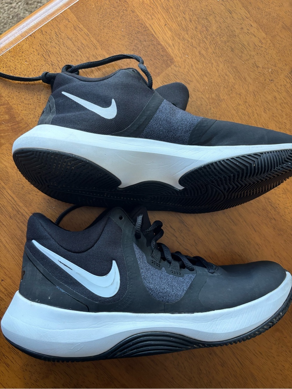 Nike Men’s Black & White Training Sneakers